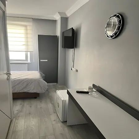 Otel Grand White Suit
